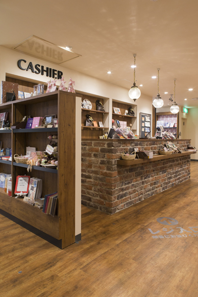 アンティークブリックで仕上げたカウンターの様子