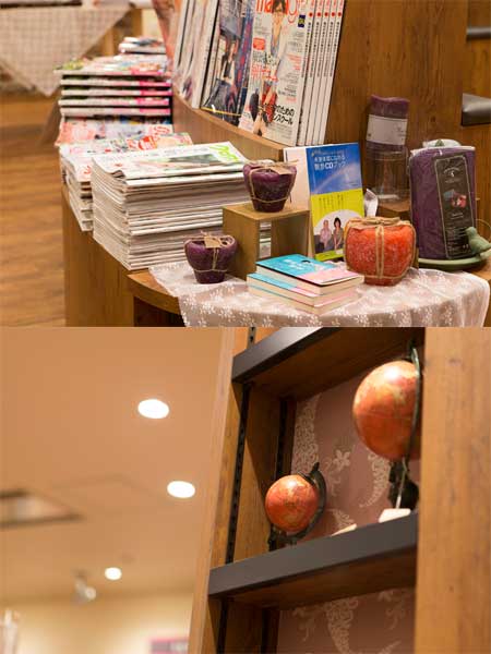 本と一緒に置かれた雑誌小物の様子