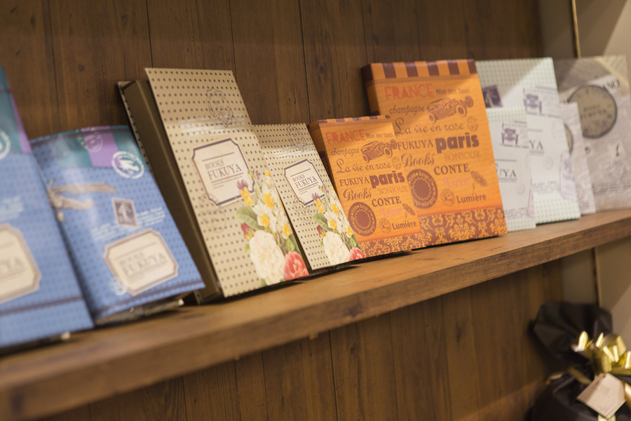 木目が優しいディスプレイスペースの様子