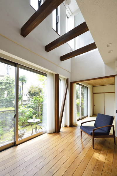 すりガラスの見えるリビングの様子