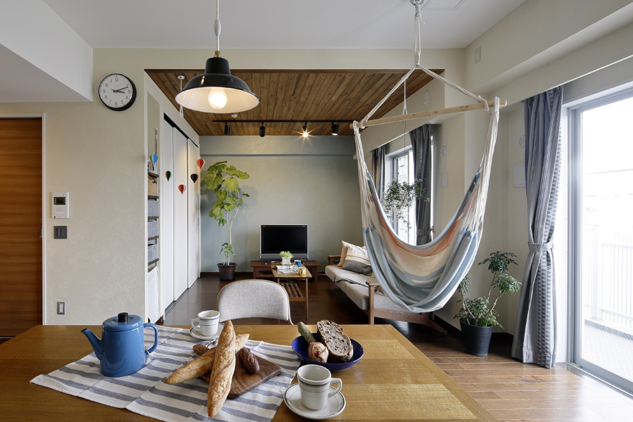 ハンモックの揺れるLDKの様子