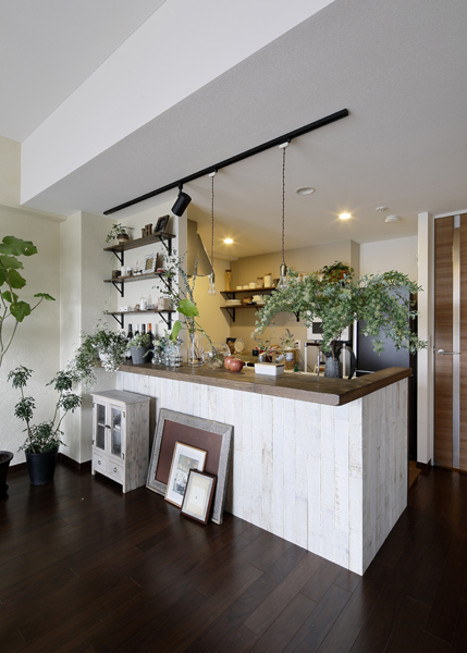 黒い飾り棚とキッチンカウンターの様子