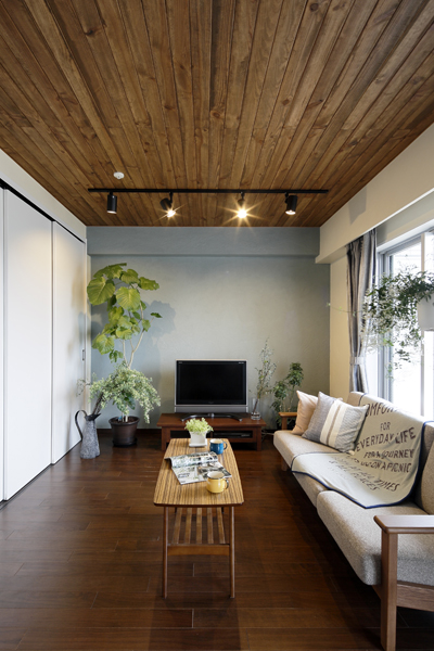 木製天井がアクセントになったリビングの様子