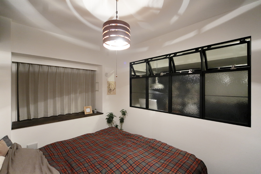 窓が個性的な個室の様子