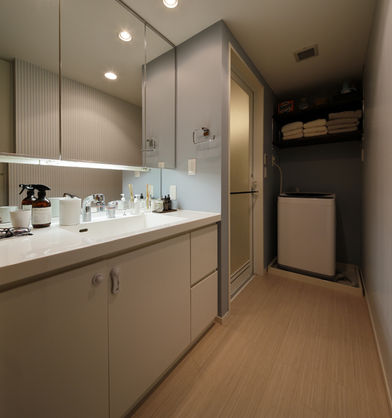 大きな鏡のある洗面室の様子