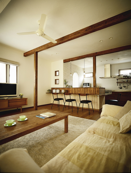 天井の高いリビングの様子