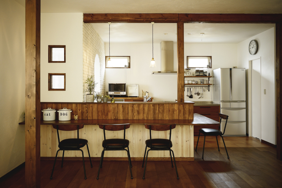 ダイニングを兼ねるカウンターの様子