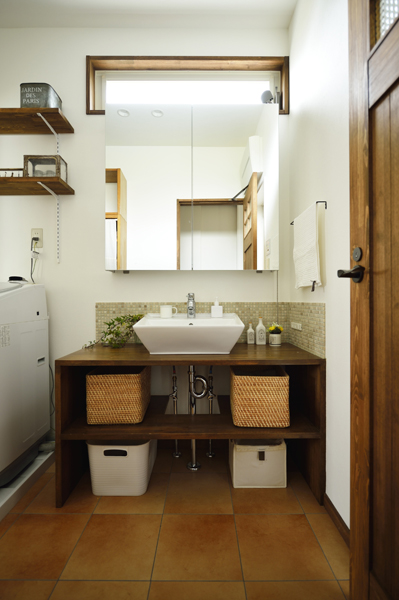 収納を造作した洗面室の様子