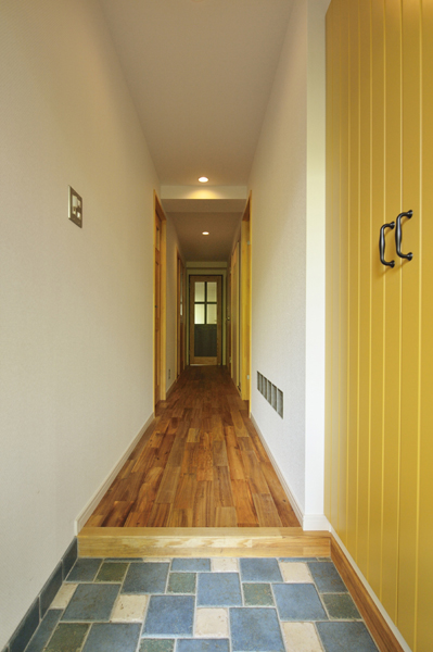 きれいな色合いのタイル敷きとなった玄関の様子