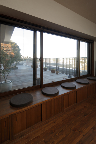 ルーフバルコニーを眺めるベンチ兼収納の様子