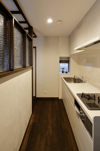 室内窓のあるキッチンの様子