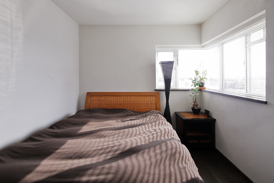 珪藻土で白くまとめた寝室の様子