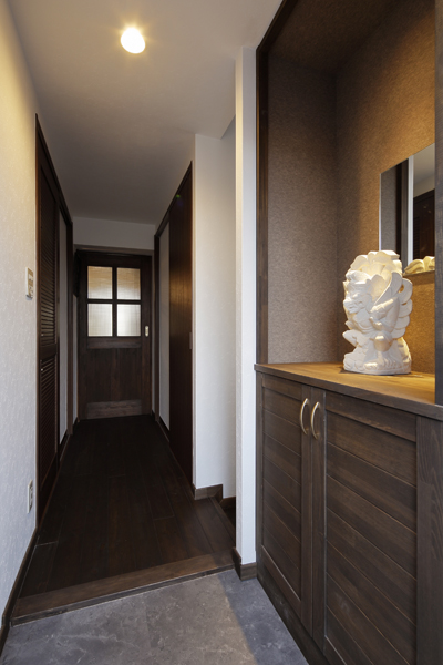ブラウン調で落ち着いた雰囲気　玄関の様子