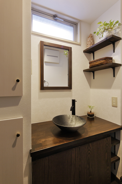 造作家具で上質な装いの洗面室の様子