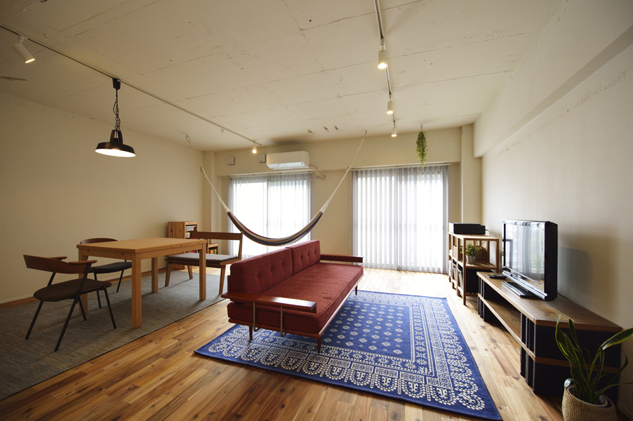 フラットな室内のリビングの様子