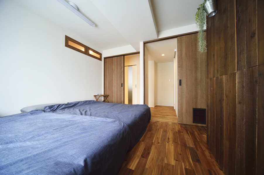 大型木製収納のある寝室の様子
