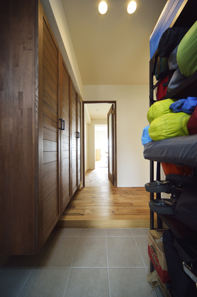 アウトドア用品を収納する玄関の様子