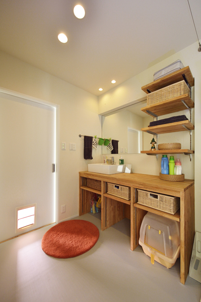 可愛らしい雰囲気の洗面室の様子