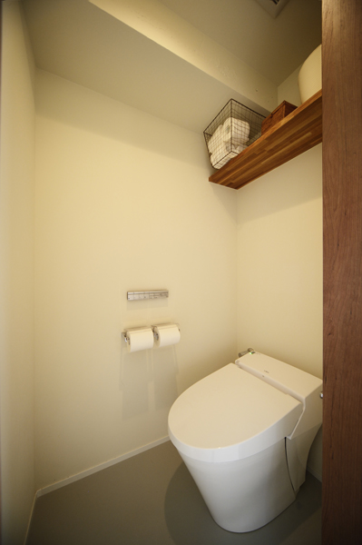 折あげ天井を収納に活用したトイレの様子