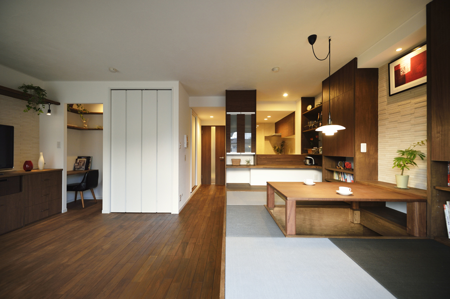 畳スペースとフローリングを合わせたLDKの様子