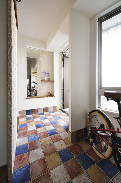 艶やかなタイル敷きの玄関の様子