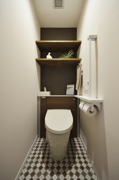 ブラウン調のトイレの様子