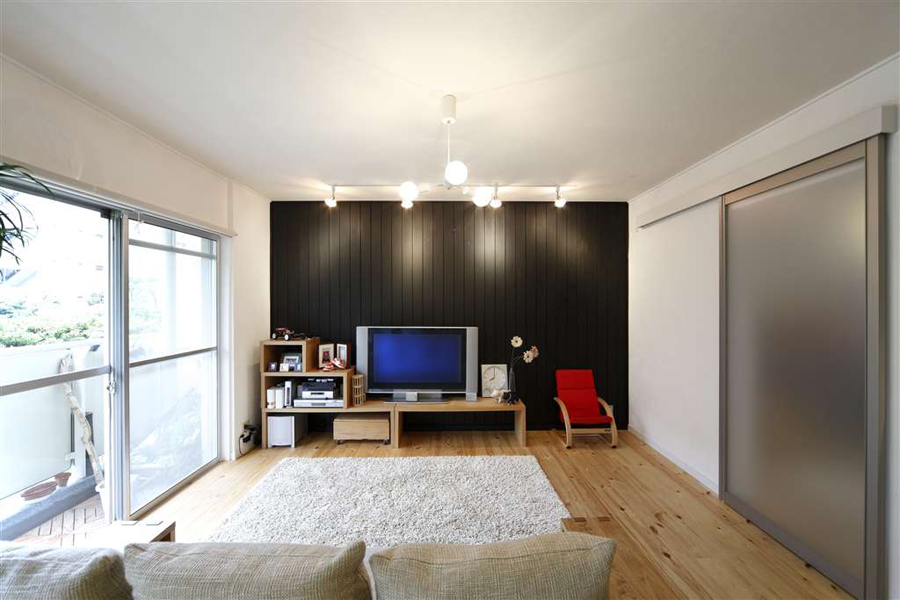 アクセント壁のあるリビングの様子