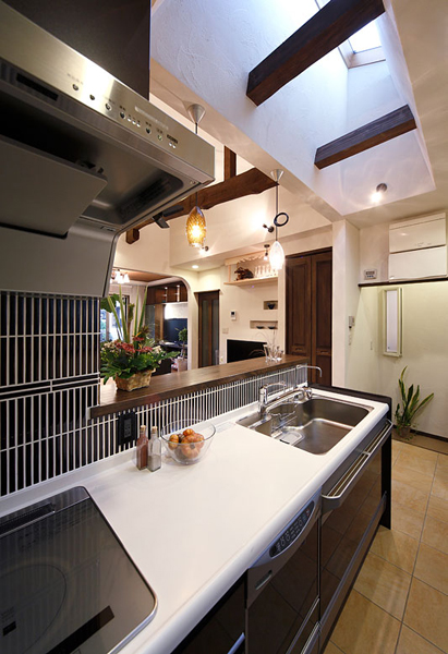 天井には天窓を設置