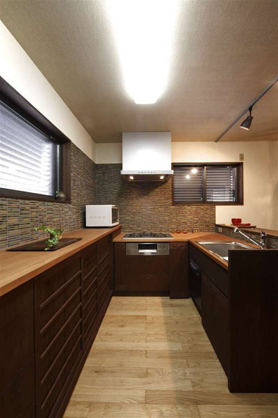 色を統一したキッチンの様子