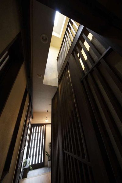 町屋をイメージした玄関と廊下の様子