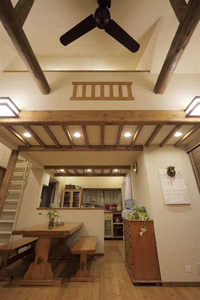 キッチンとロフトの様子