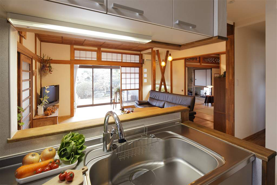 キッチンから庭が臨める様子