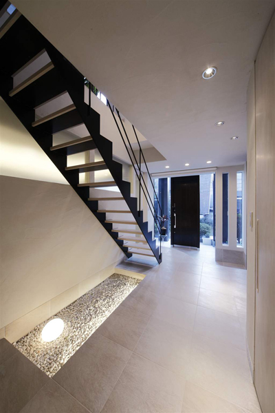 階段下にある坪庭の様子