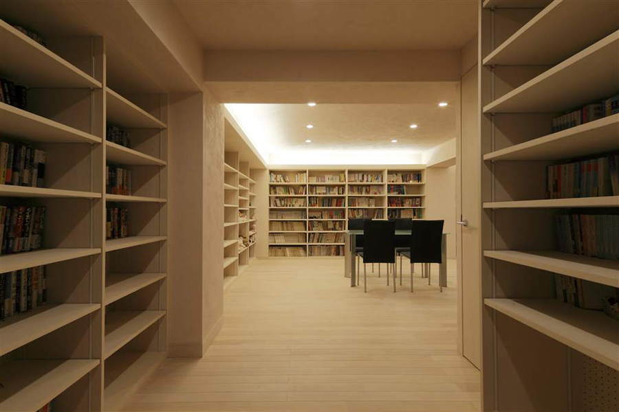 地下室にあるライブラリーの様子