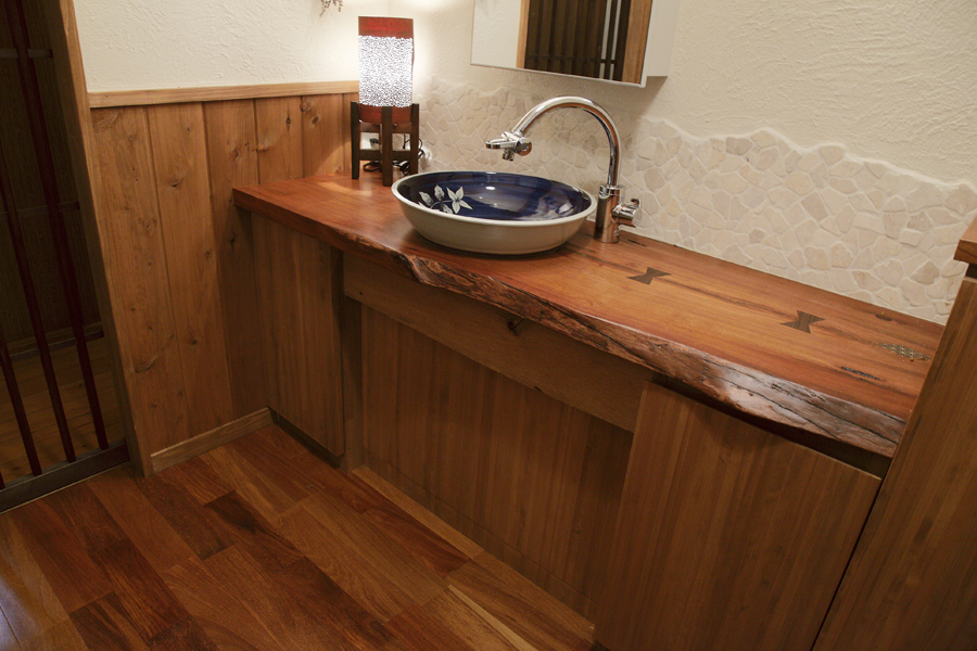 洗面ボールと花梨無垢一枚天板の様子