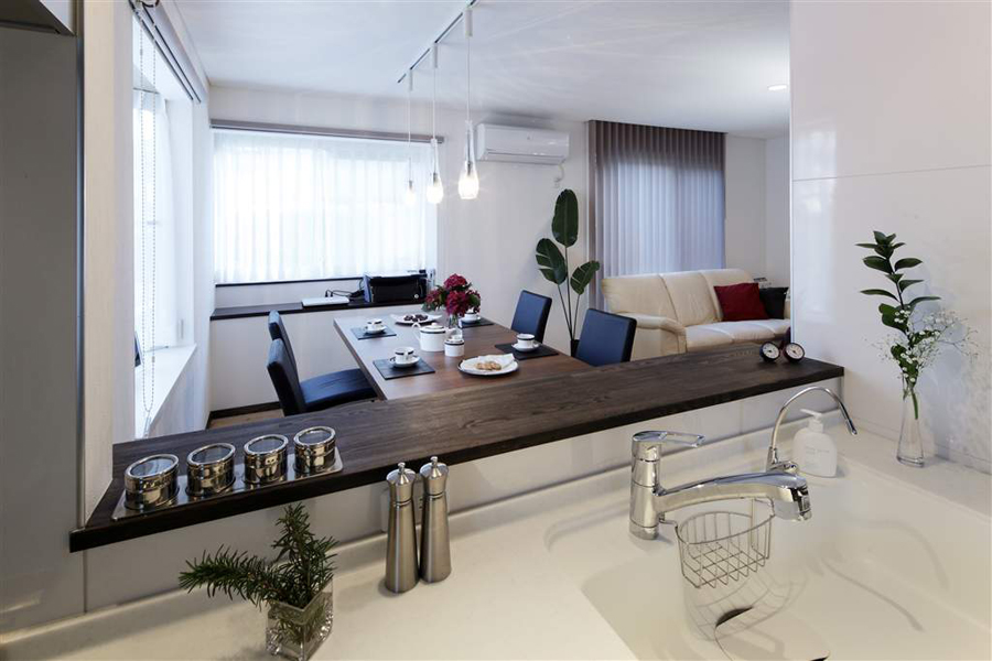 キッチンカウンターから見るリビングダイニングの様子