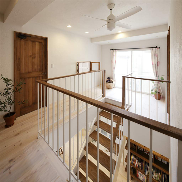 2階からみた階段の様子。