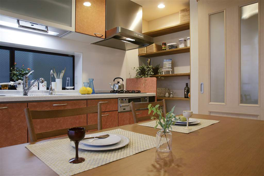 キッチンとダイニングの様子