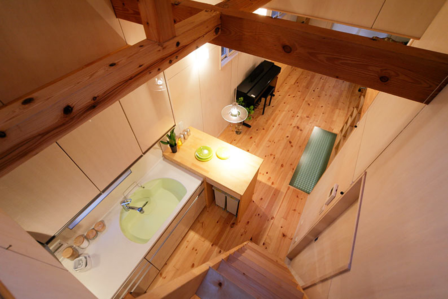 ロフトから見下ろしたキッチン部。