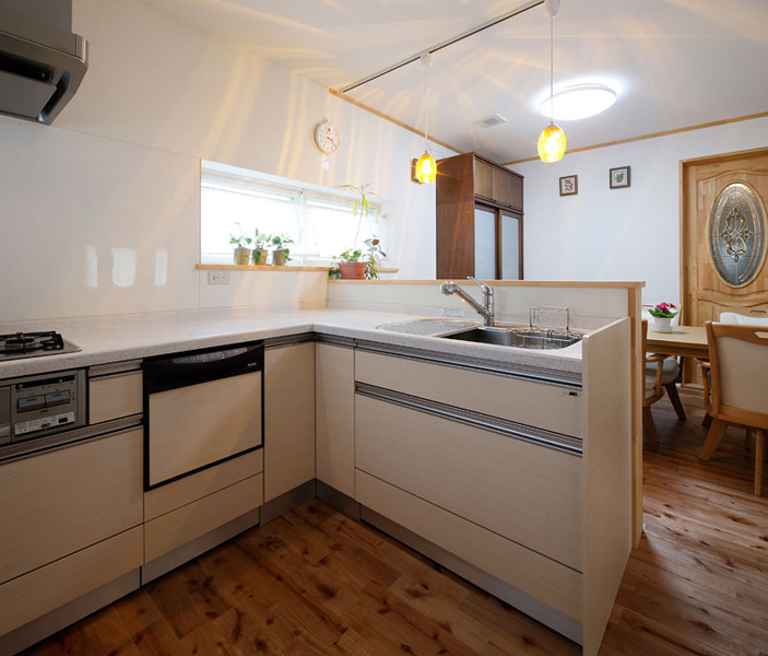 キッチンは奥様ご希望の対面型に。