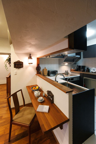 対面にしたキッチンにはカウンターを設けました。