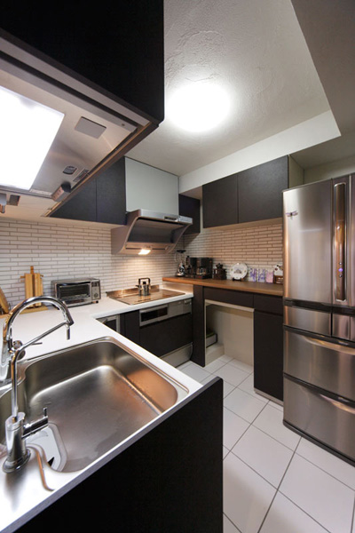 限られたスペースに収納を多く盛り込んだキッチン。