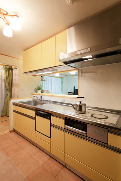 家族みんなが並べる、広々としたキッチン。