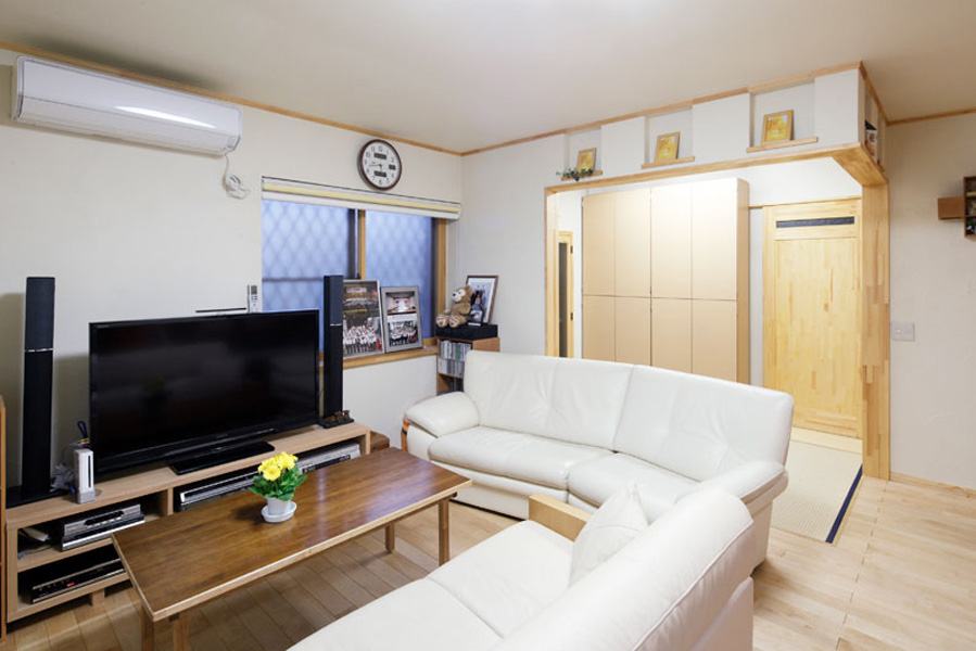 リビングのむこうには畳スペースが。