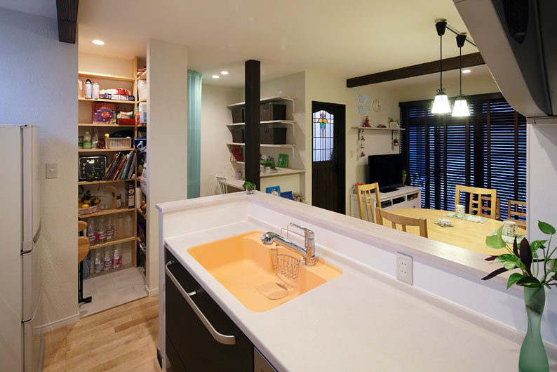 リビングを見渡せる対面キッチン。