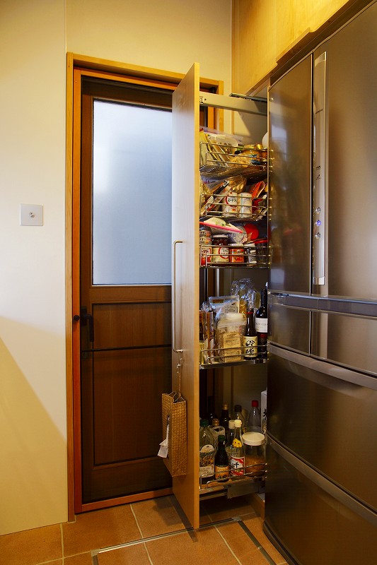 冷蔵庫横の空間も、収納スペースとして活用。