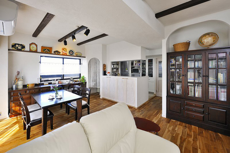 リビングから見たダイニングとキッチン