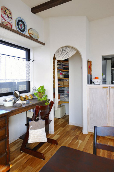 キッチン横には収納を造作