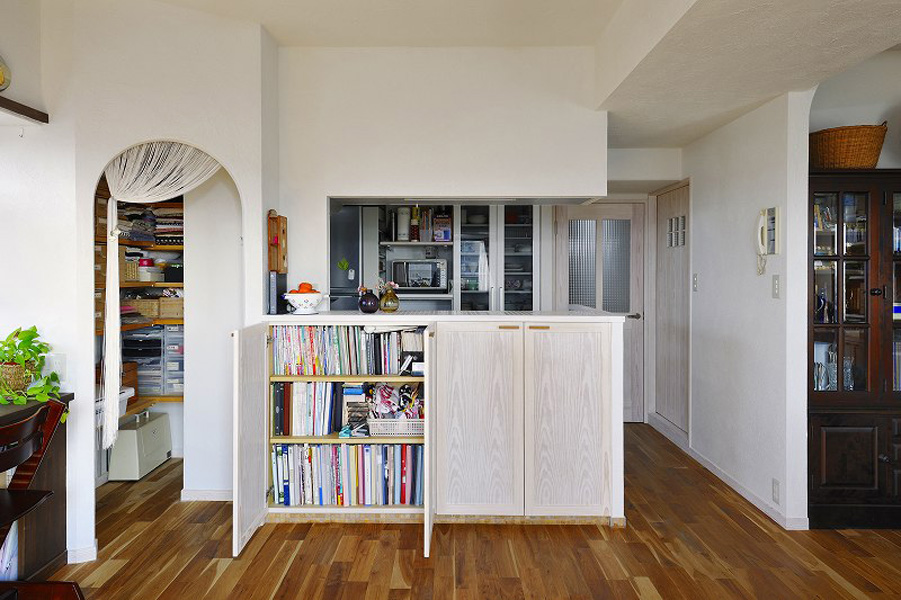 キッチンカウンターの下には、本がすっきりと収納できるスペースを。
