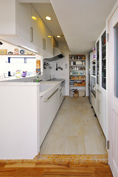 少し小上がりになったキッチン